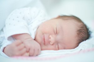Baby schläft auf der Seite