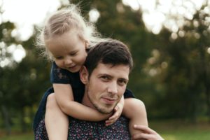 Vater und Tochter in der Natur