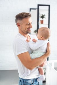 Vater hält sein Baby im Arm