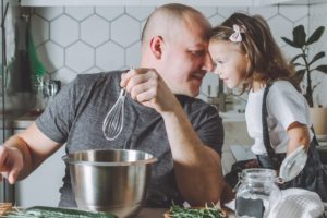 Vater und Kind bei der Hausarbeit