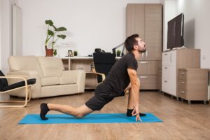 Vater hält sich mit Yoga fit
