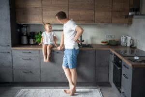 Vater und seine kleine Tochter in der Küche