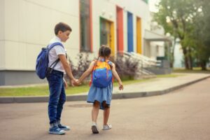 Bruder und Schwester auf dem Weg zur Schule