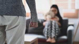 Agressiver Vater droht seiner verängstigten Tochter