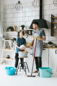 Vater & Sohn bei der Hausarbeit