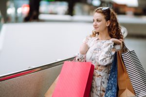 Teenager geht shoppen