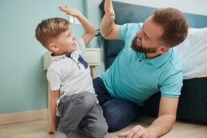 High Five zwischen Vater und Sohn