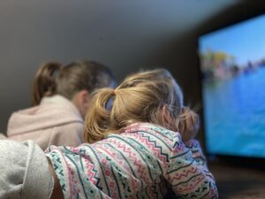 Kinder vor dem Fernseher