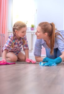 Mutter hilft Tochter beim Saubermachen