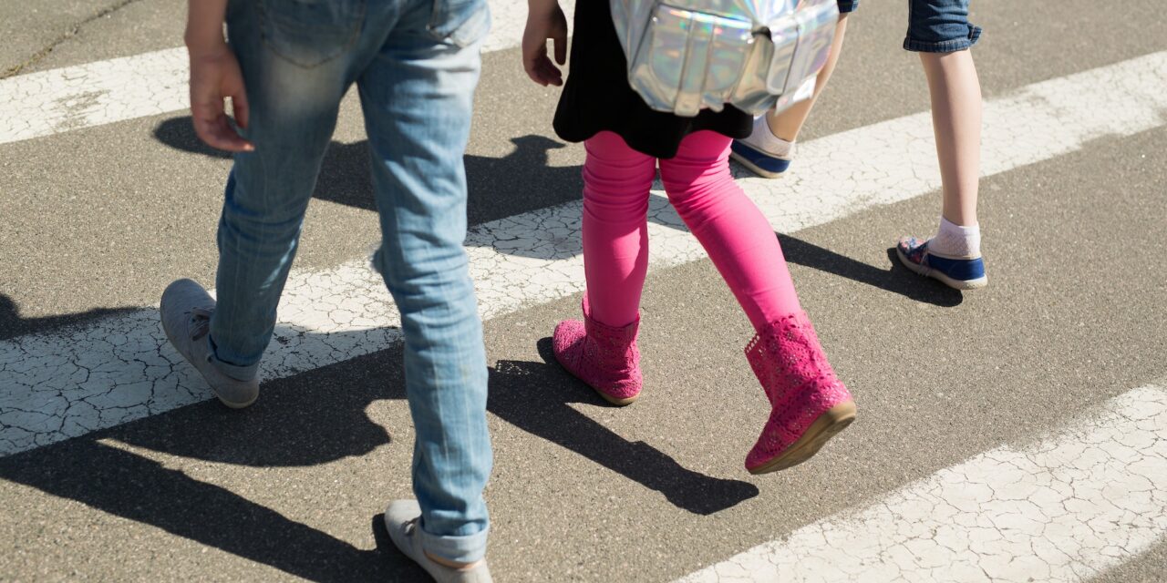 So kommt Ihr Kind sicher zur Schule: Tipps für einen sicheren Schulweg