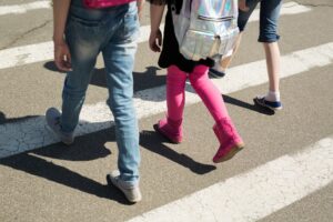Kinder auf dem Schulweg am Zebrastreifen