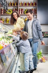Familie kauft ein
