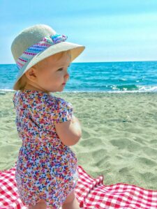 Kleines Mädchen mit Sonnenhut