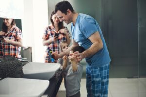 Eltern und Kinder bei ihrer Morgenroutine