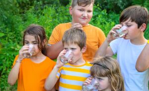 Kinder trinken Wasser im Sommer