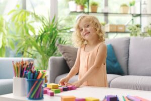 Mädchen spielt drinnen