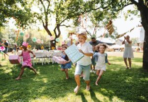 Kinder auf einer Geburtstagsparty draußen