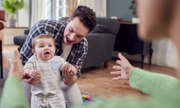 Motorische Meilensteine im Blick: So unterstützen Eltern die Entwicklung ihrer Kleinkinder