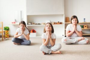 Kinder bei Yogaübungen