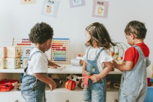 Kleine Kinder spielen Schule