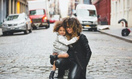 Familienzeit mal anders: Warum gemeinsame Meditation das Miteinander stärkt