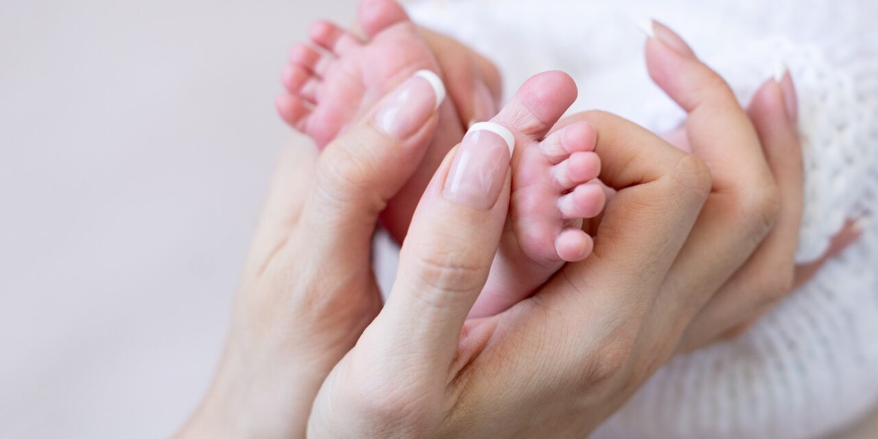 Wie Babymassage die Beziehung zwischen Eltern und Kind stärkt