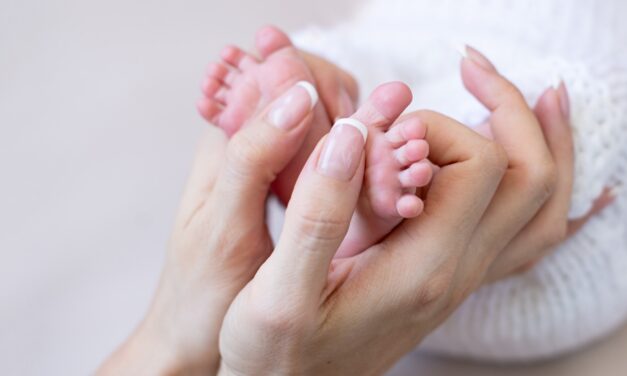 Wie Babymassage die Beziehung zwischen Eltern und Kind stärkt