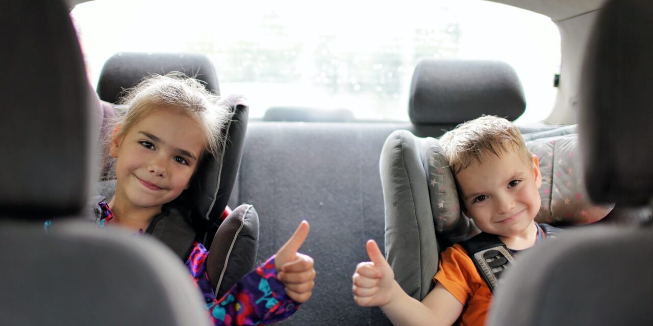 Gemeinsam statt einsam: Familienfreundliche Spiele für lange Autofahrten