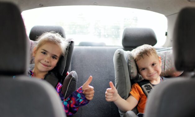 Gemeinsam statt einsam: Familienfreundliche Spiele für lange Autofahrten