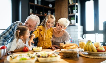 Familienbande stärken: Tipps für eine enge Beziehung zwischen Großeltern und Enkeln