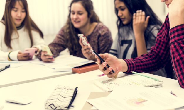 Smartphones im Unterricht: Chancen und Risiken für Schüler*innen