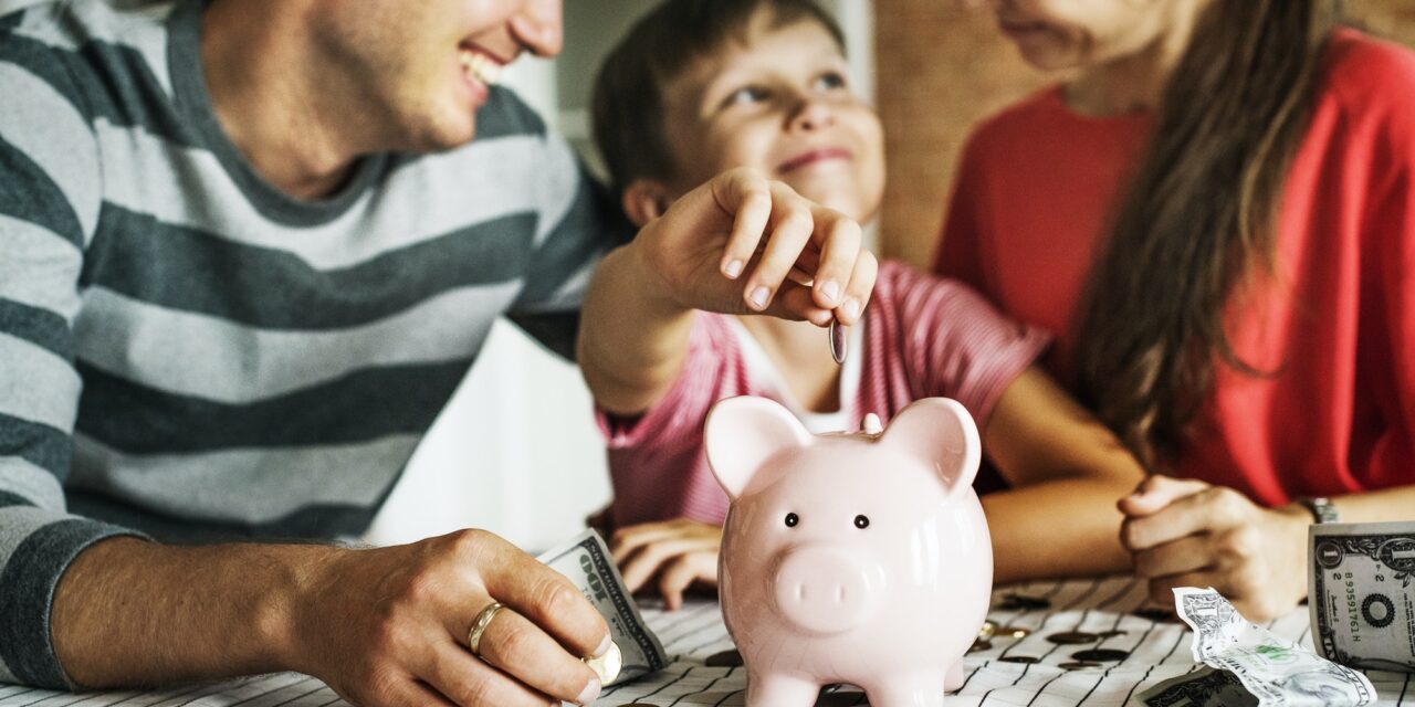 Früh übt sich: Wie Eltern ihre Kinder spielerisch auf den Umgang mit Geld vorbereiten können
