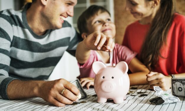 Früh übt sich: Wie Eltern ihre Kinder spielerisch auf den Umgang mit Geld vorbereiten können