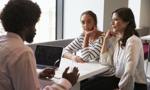 Die Kunst der Kommunikation: Tipps für erfolgreiche Eltern-Lehrer-Konferenzen