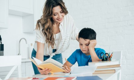 Lernstrategien für Kinder: So unterstützen Sie Ihr Kind bei Hausaufgaben und Tests