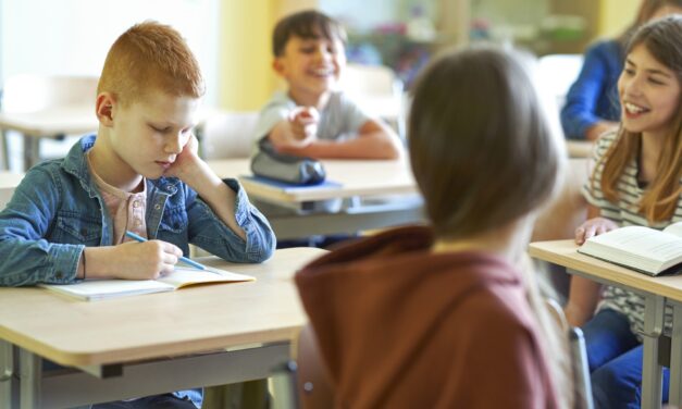 Schulstress adé: Mit diesen Tipps meistern Eltern und Kinder den Schulalltag