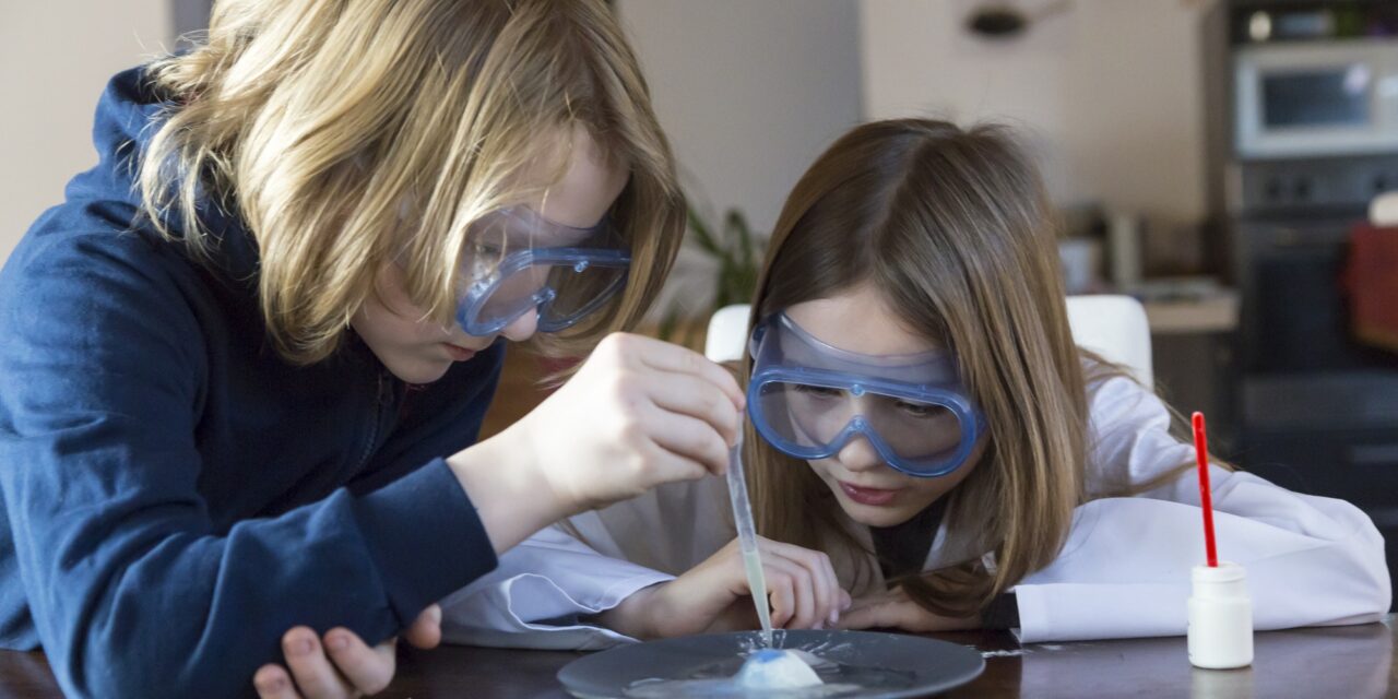 Spielerisch lernen: Tipps für Eltern, um die Neugierde ihrer Kinder für Naturwissenschaften zu wecken