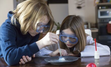 Spielerisch lernen: Tipps für Eltern, um die Neugierde ihrer Kinder für Naturwissenschaften zu wecken