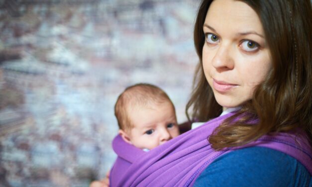 Babytragen im Alltag: Warum ein Tragetuch die beste Wahl ist
