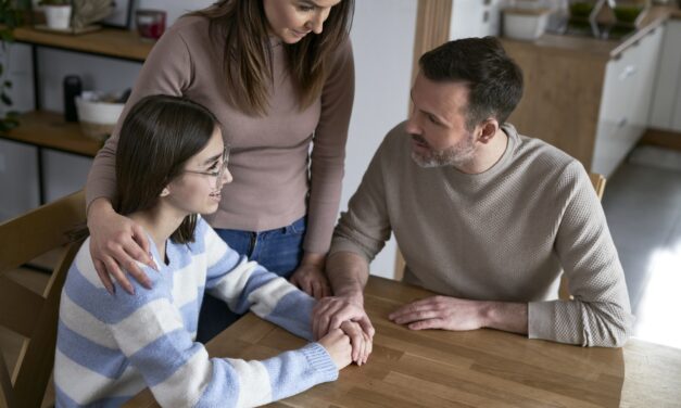 Familienleben mit Teenagern: Wie man gemeinsam durch schwierige Zeiten geht