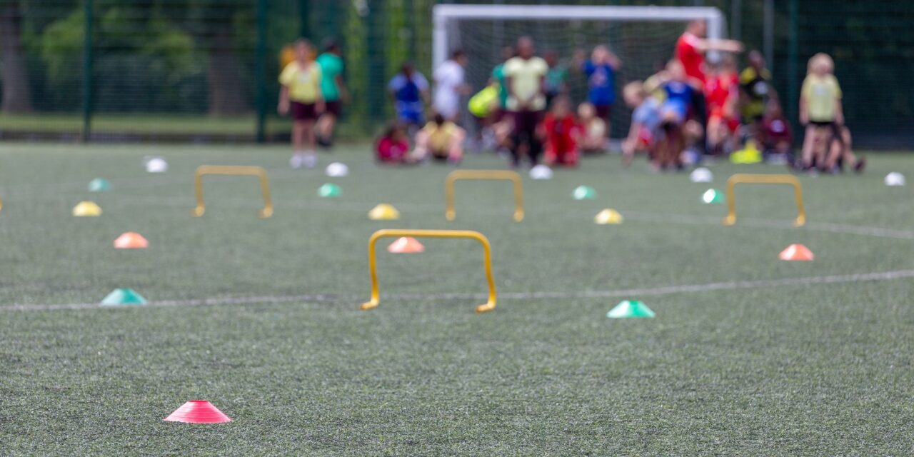 Von der Tribüne aufs Spielfeld: Eltern als motivierende Unterstützer bei Schul-Sportveranstaltungen