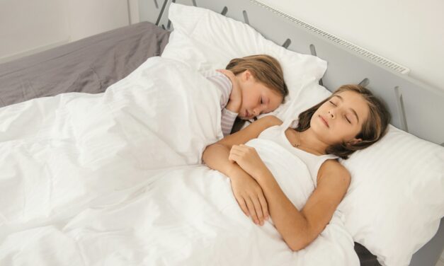 Von Träumen und Wachstum: Wie Schlaf die körperliche und geistige Entwicklung von Kindern fördert