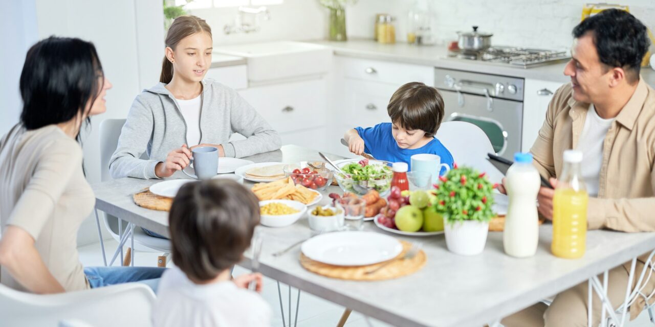 Gemeinsames Essen: Wie man durch Mahlzeiten die Kommunikation in der Familie verbessert