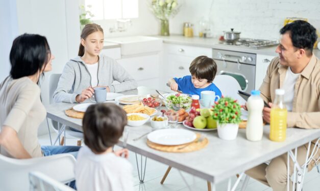 Gemeinsames Essen: Wie man durch Mahlzeiten die Kommunikation in der Familie verbessert