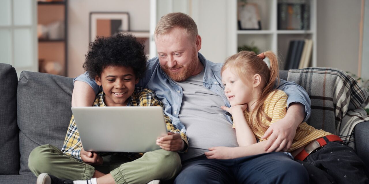 Digitale Vorbilder: Wie Eltern ihren Kindern den richtigen Umgang mit Technologie beibringen können