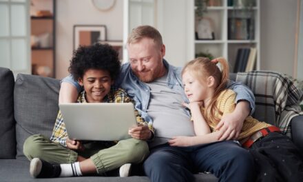 Digitale Vorbilder: Wie Eltern ihren Kindern den richtigen Umgang mit Technologie beibringen können