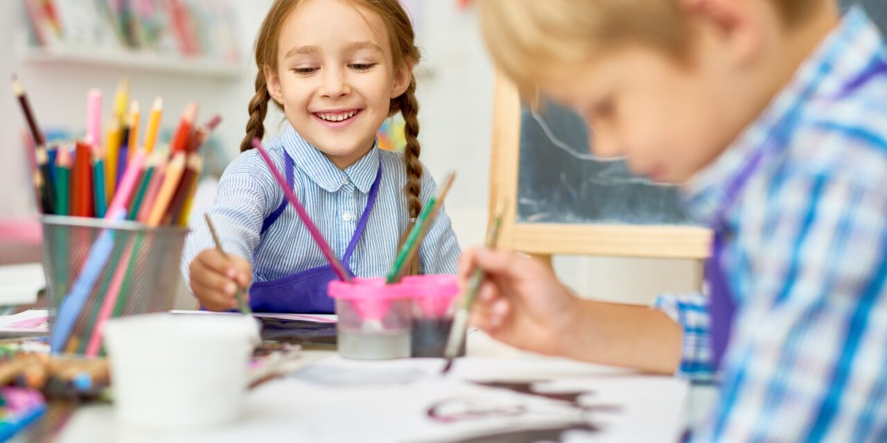 Kinder und Kunst: Wie man mit einfachen Materialien tolle Kunstwerke schafft