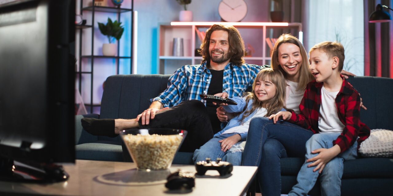 Entspannter Filmabend für alle: Die besten Streaming-Dienste für Kinder und Eltern