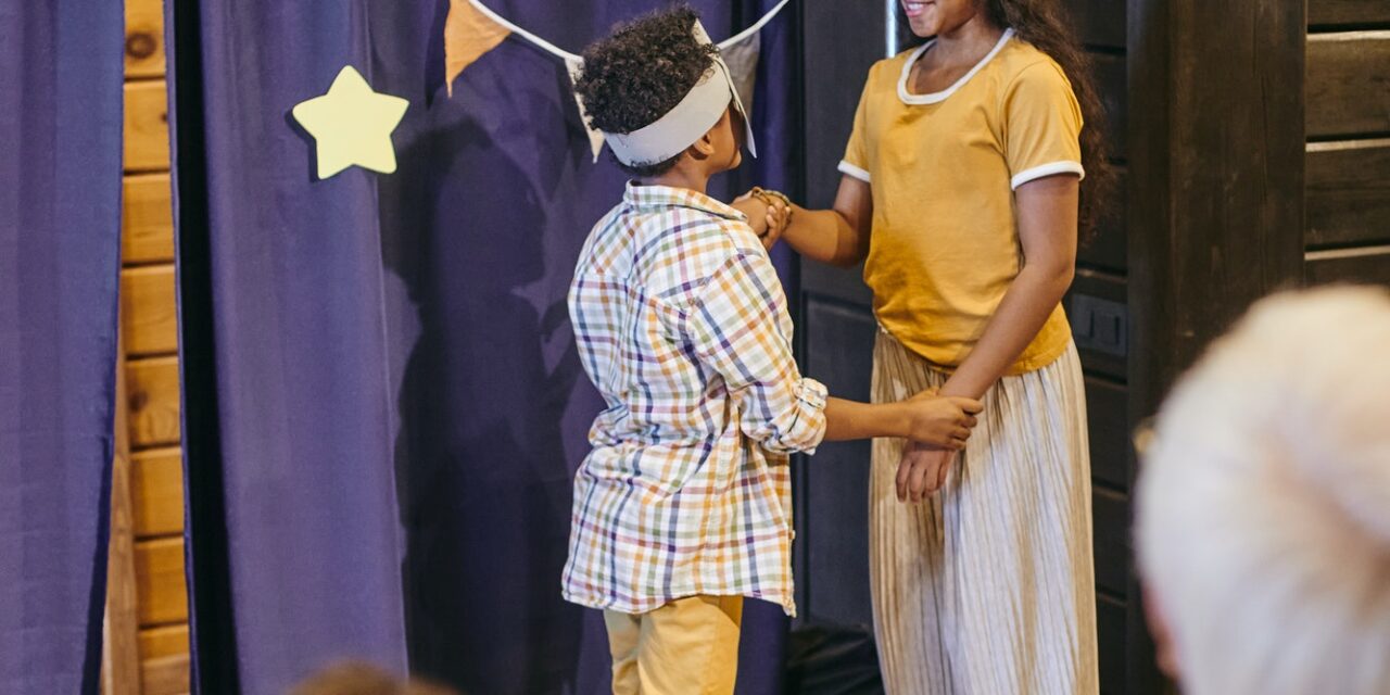 Kindertheater zu Hause: Wie Eltern ihre Kinder spielerisch fördern können