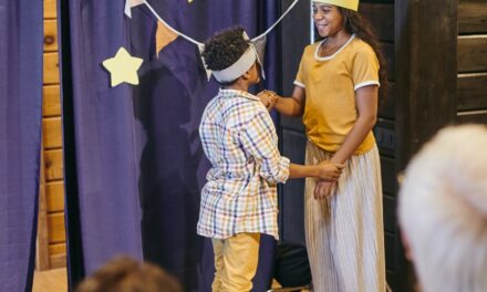 Kinder auf der Bühne: Wie Theaterworkshops die Kreativität fördern